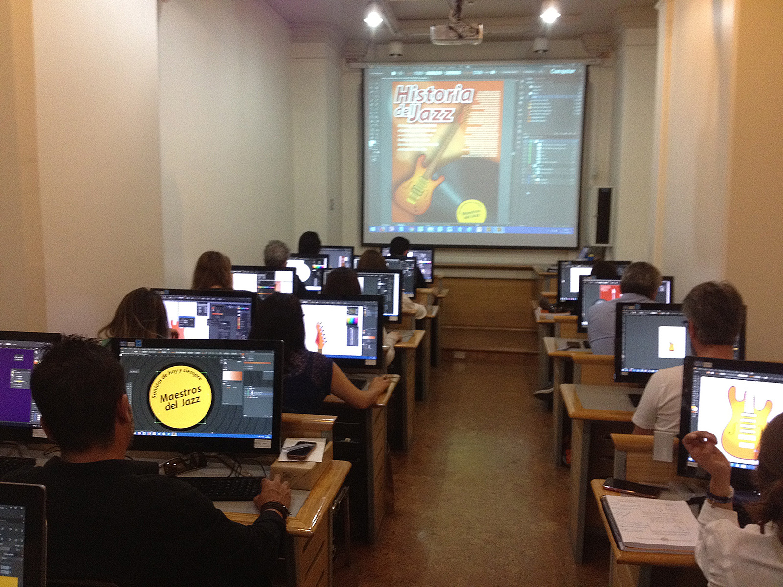 Curso Diseño gráfico e ilustración vectorial con Illustrator en Capacitación Continua UC en el Centro de Extensión UC - Roberto Morales E.